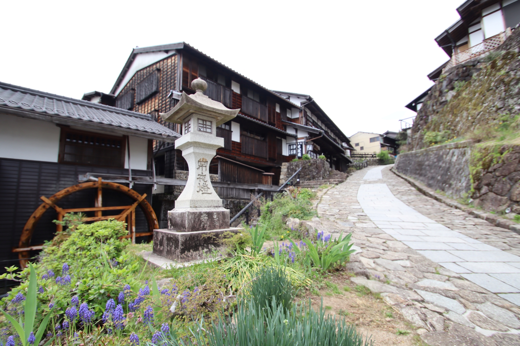 馬籠宿は市でも有数の観光スポット。街道散策などを目的に多くのインバウンドも訪れる