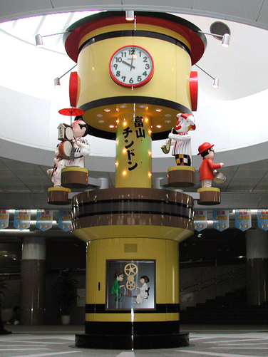 富山駅北口地下広場「ちんどんからくり時計」